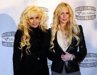 Lindsay Lohan iba a ser el rol de Victoria Gotti (en la foto junto a Lohan) originalmente pero la producción decidió darle otro papel